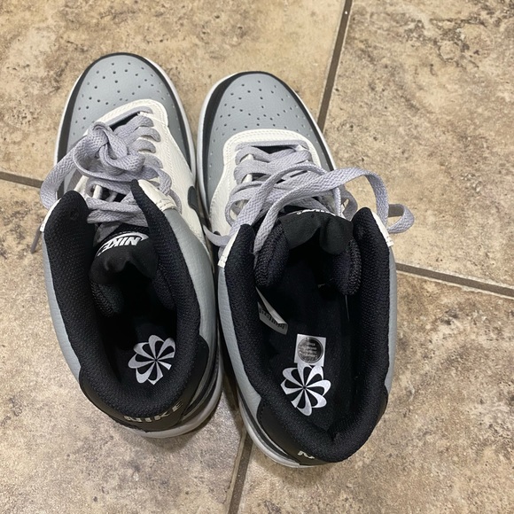 Men’s Nike Sneakers - Picture 3 of 4